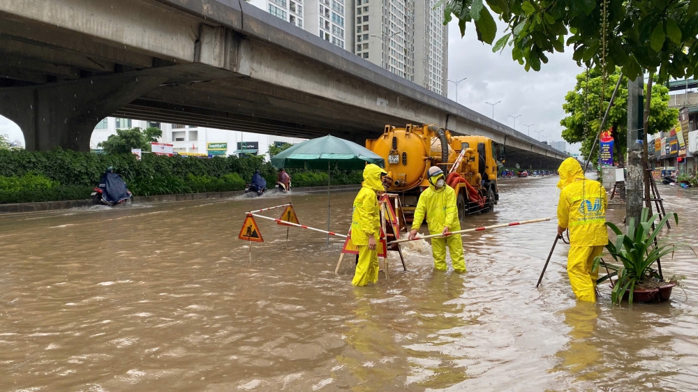 Hà Nội mưa lớn, trạm bơm vận hành hết công suất, hàng trăm công nhân ứng trực