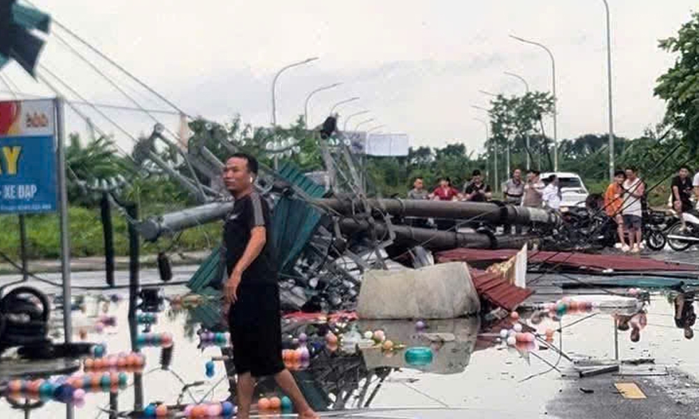 Lốc xoáy tại Bắc Ninh gây thiệt hại nặng nề về tài sản