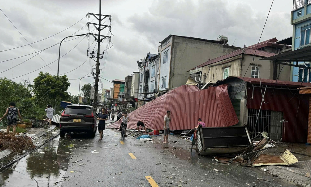 Lốc xoáy tại Bắc Ninh gây thiệt hại nặng nề về tài sản