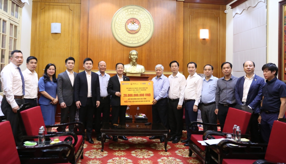 Ông Đỗ Quang Hiển, Nhà sáng lập, Chủ tịch Điều hành Tập đoàn T&T, Chủ tịch HĐQT Ngân hàng SHB trao ủng hộ 20 tỷ đồng cho Ủy ban Trung ương MTTQ Việt Nam nhằm hỗ trợ các địa phương khắc phục thiệt hại sau bão số 3 năm 2024.