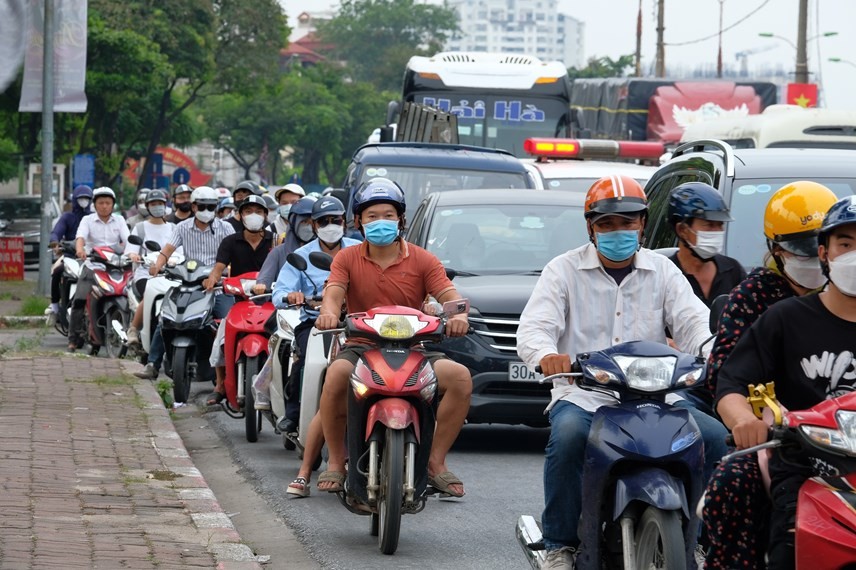 Hà Nội: Dòng người đổ về quê nghỉ lễ tăng cao khiến đường phố tắc nghẽn