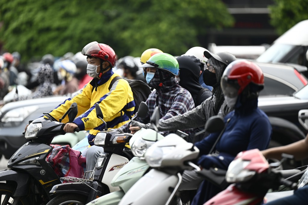 Hà Nội: Dòng người đổ về quê nghỉ lễ tăng cao khiến đường phố tắc nghẽn