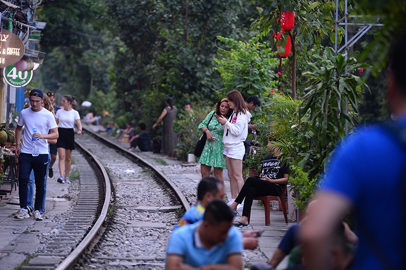 Nhiều du khách bất chấp nguy cơ tai nạn, tụ tập chụp ảnh tại “phố cà phê đường tàu”