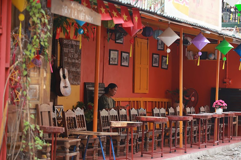 Theo thống kê, có hơn 30 hộ dân kinh doanh cà phê nằm ngay sát tuyến đường tàu đi qua địa bàn 5 phường của quận Hoàn Kiếm.