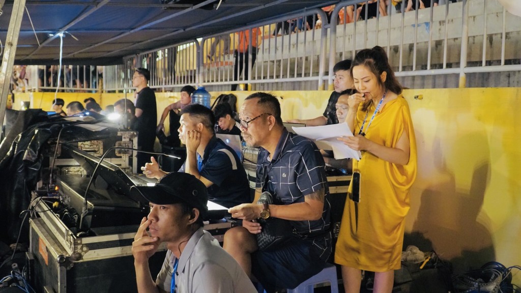 Tổng đạo diễn Lê Hải Yến (váy vàng) đang chỉ đạo luyện tập