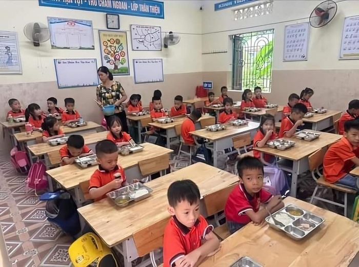 Bắc Giang: Hình ảnh bữa ăn 'lèo tèo' của học sinh bán trú trên MXH, Phòng Giáo dục huyện nói gì?