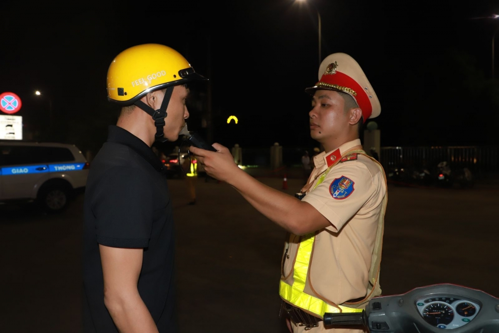 CSGT thực hiện kiểm tra nồng độ cồn đối với người điều khiển phương tiện tham gia giao thông trên địa bàn thành phố Bắc Giang tối ngày 23/9