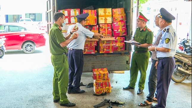 Bắc Giang: Phát hiện một ô tô vận chuyển hơn 12.000 bánh trung thu không rõ nguồn gốc