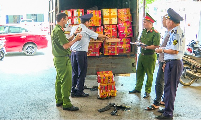 Ph&aacute;t hiện một &ocirc; t&ocirc; vận chuyển hơn 12.000 b&aacute;nh trung thu kh&ocirc;ng r&otilde; nguồn gốc ở Bắc Giang ảnh 1