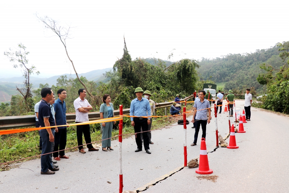 Lãnh đạo Sở Giao thông vận tải tỉnh và huyện Sơn Động kiểm tra vi trí nứt mặt đường Quốc lộ 279.