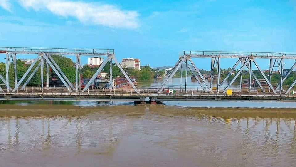 Nước trên sông Thương đang xuống chậm