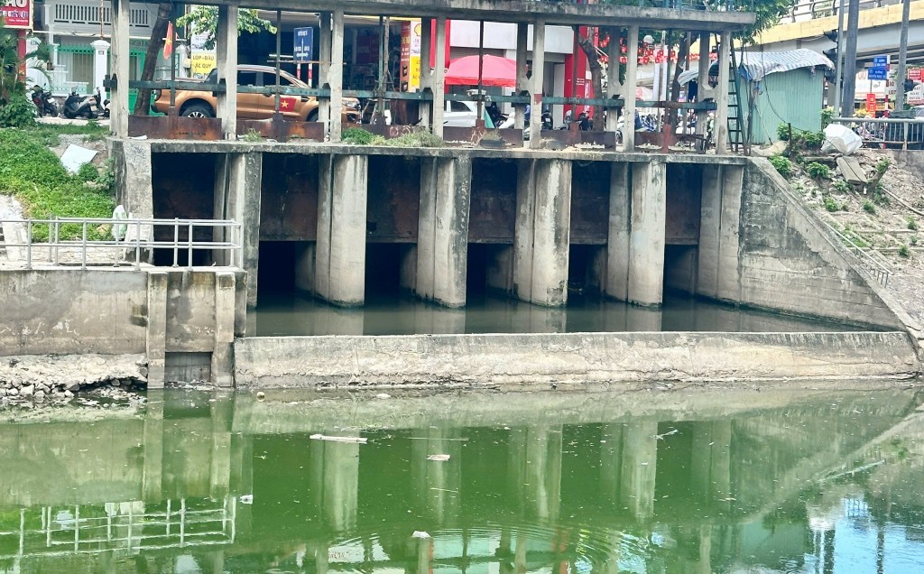 Sông Tô Lịch đã trong xanh trở lại sau khi được cải tạo, bổ cập nước từ Hồ Tây. Ảnh chụp chiều ngày 5/9/2025. Sông Tô Lịch đã trong xanh trở lại sau khi được cải tạo, bổ cập nước từ Hồ Tây. Ảnh chụp chiều ngày 5/9/2025.