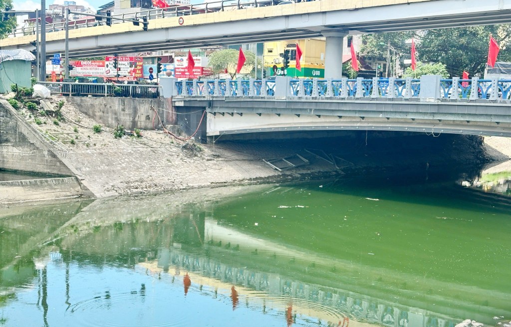 Sông Tô Lịch đã trong xanh trở lại sau khi được cải tạo, bổ cập nước từ Hồ Tây. Ảnh chụp chiều ngày 5/9/2025. Sông Tô Lịch đã trong xanh trở lại sau khi được cải tạo, bổ cập nước từ Hồ Tây. Ảnh chụp chiều ngày 5/9/2025.