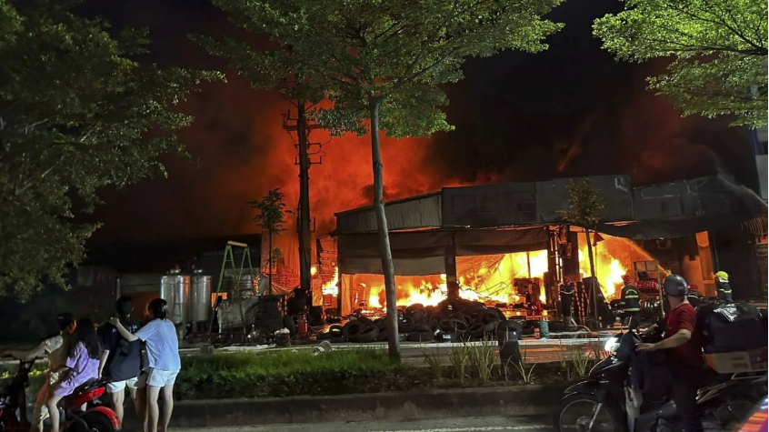 hoa hoan tai xuong lop o to o tu son bac ninh no luc khong che dam chay du doi