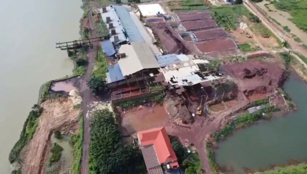 (Hiện trường khu vực sàng, lọc đất chứa quặng sắt và đổ chất thải trái quy định pháp luật) Công an Bắc Ninh khởi tố 3 bị can trong vụ gây ô nhiễm môi trường