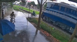 bac ninh va cham giua tau hoa va xe may nguoi phu nu bi gay xuong chau