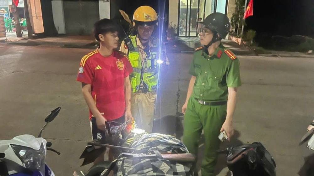 Đối tượng cùng các tang vật bị lực lượng chức năng bắt quả tang