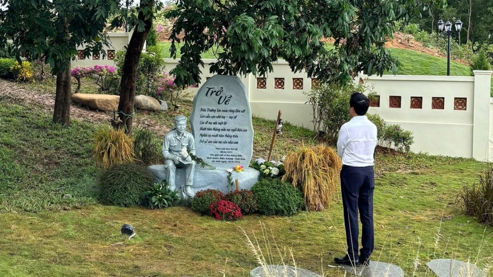 Bức tượng và bài thơ của liệt sĩ Bùi Năng Đắc trong khuôn viên khu di tích Những cuộc hội ngộ đặc biệt bên bến phà II Long Đại