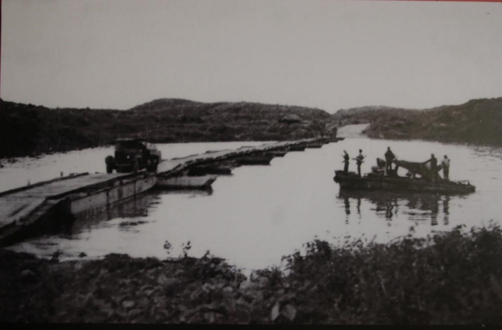 Cầu phao Long Đại, ảnh chụp năm 1972. (Ảnh tư liệu) Những cuộc hội ngộ đặc biệt bên bến phà II Long Đại