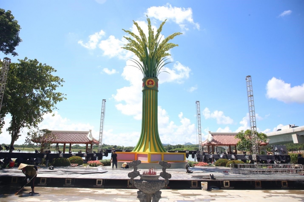 Điểm nhấn là Đài tưởng niệm mới, mô phỏng hình bó lúa gồm 16 bông cao 16 mét trên khối bệ hình ngôi sao Những cuộc hội ngộ đặc biệt bên bến phà II Long Đại