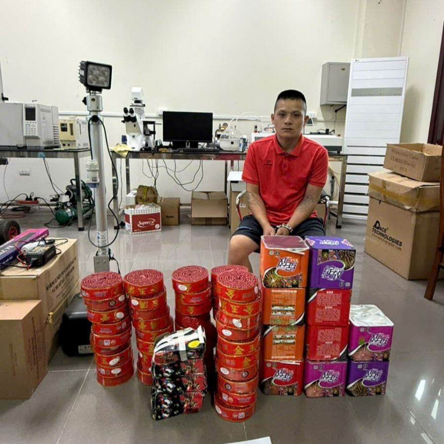 Bị can Lưu Văn Đoàn cùng tang vật vụ án Bắt giữ đối tượng tàng trữ gần 43kg pháo nổ tại Bắc Ninh