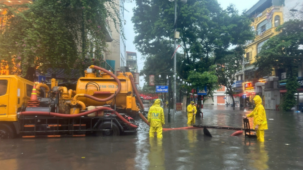 Công nhân thoát nước Hà Nội vật lộn để giải cứu Thủ đô ngập lụt do ảnh hưởng của Bão số 10