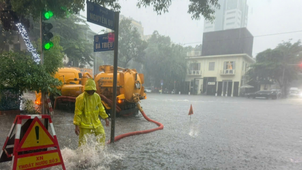 Đoạn Bà Triệu giao cắt Nguyễn Du ngập sâu