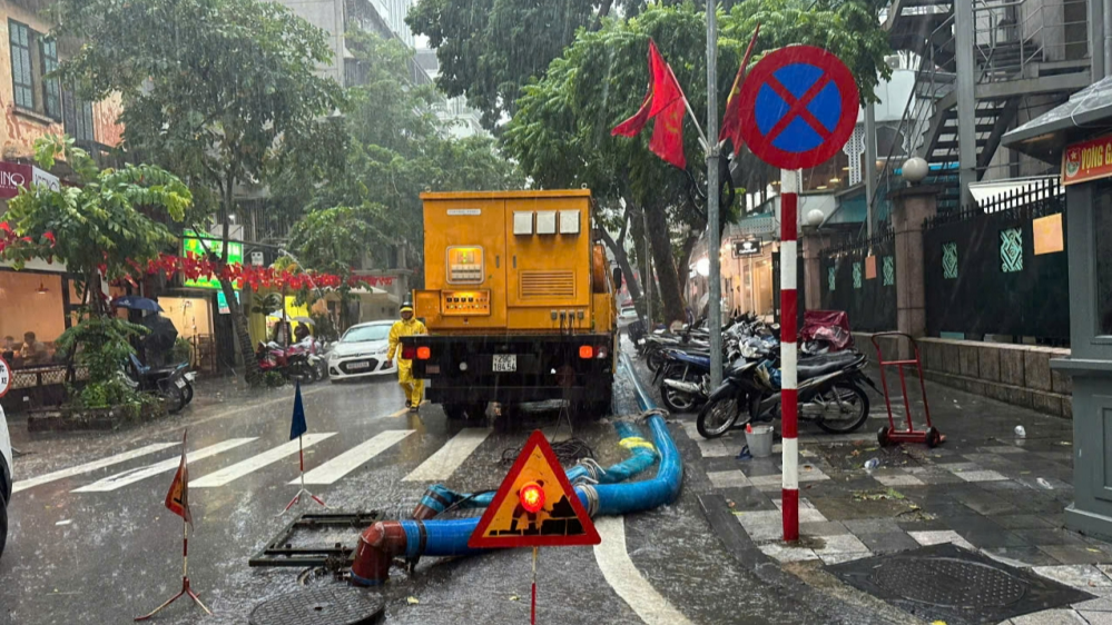 Công nhân thoát nước Hà Nội vật lộn để giải cứu Thủ đô ngập lụt do ảnh hưởng của Bão số 10
