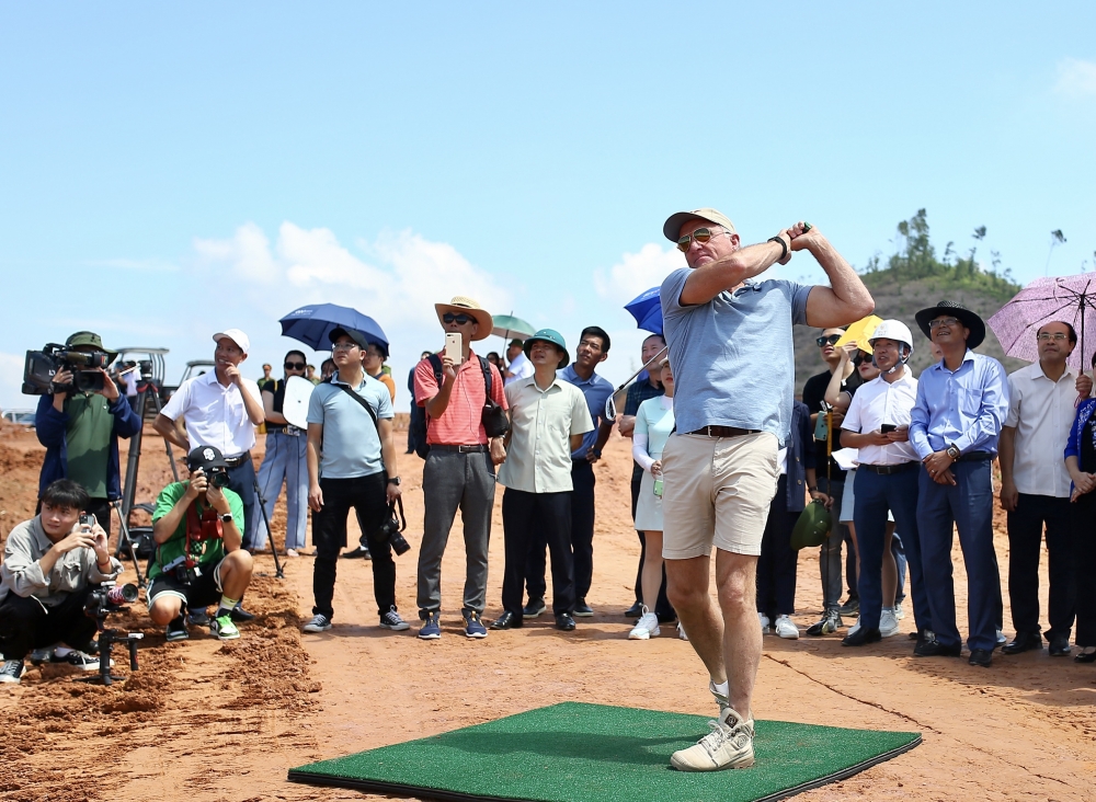 CÚ SWING ĐẦU TIÊN CỦA HUYỀN THOẠI GREG NORMAN TẠI SÂN GOLF VĂN LANG EMPIRE