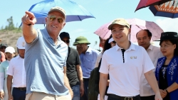 cu swing dau tien cua huyen thoai greg norman tai san golf van lang empire