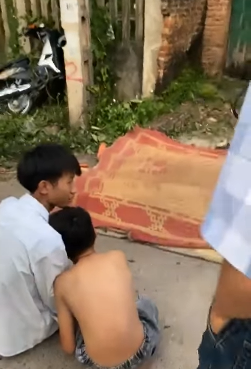 Bắc Giang: Hai thiếu niên đi xe máy lao vào hàng rào tử vong Bắc Giang: Hai thiếu niên đi xe máy lao vào hàng rào tử vong