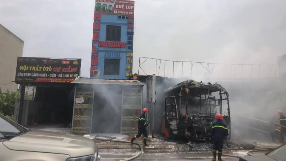 Bắc Giang: Cháy lớn tại gara thiêu rụi 2 ô tô