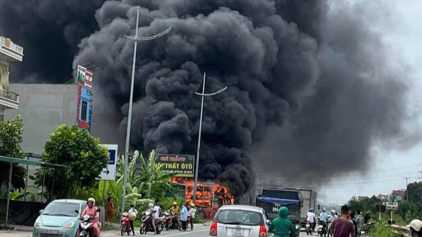 Bắc Giang: Cháy lớn tại gara thiêu rụi 2 ô tô