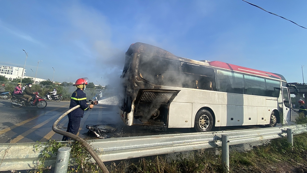 Bắc Giang: Cháy xe chở công nhân