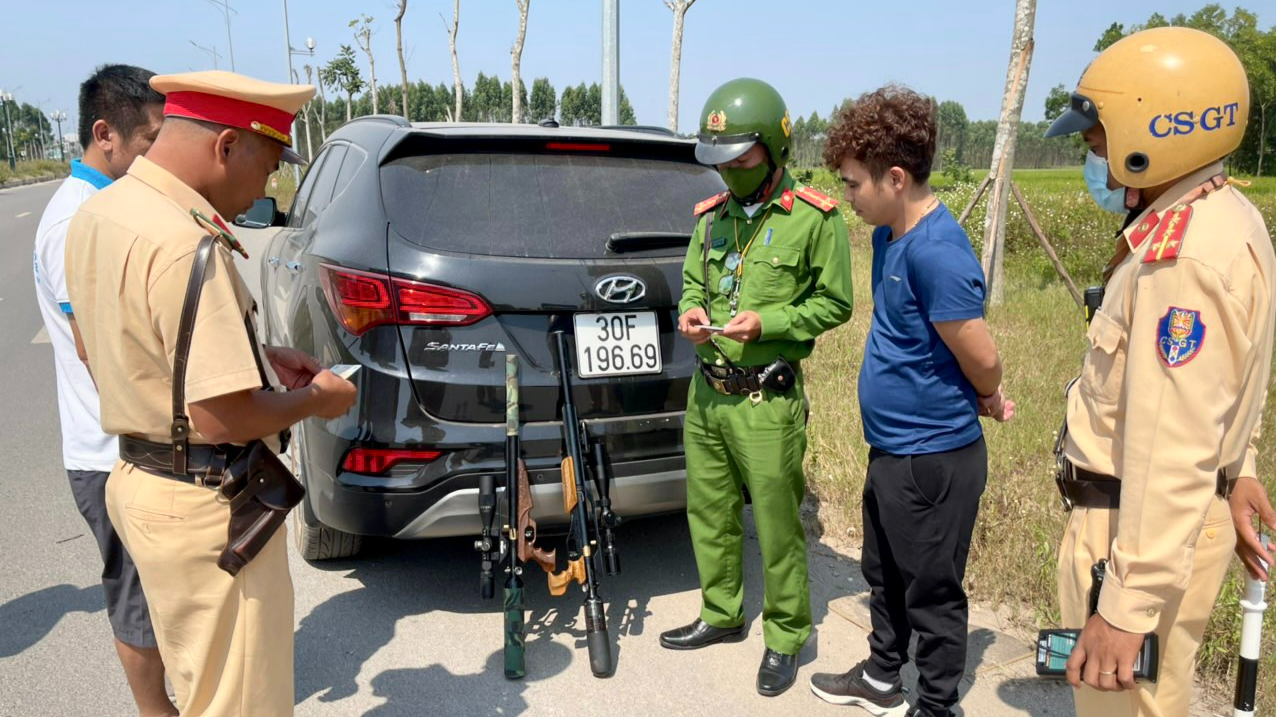 Bắc Giang: Lại phát hiện ô tô mang theo 2 khẩu súng PCP