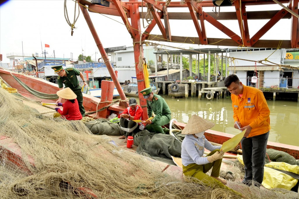 KCM tổ chức tuyên truyền cho ngư dân về bảo đảm an ninh, an toàn công trình ống dẫn khí PM3 Cà Mau trên biển