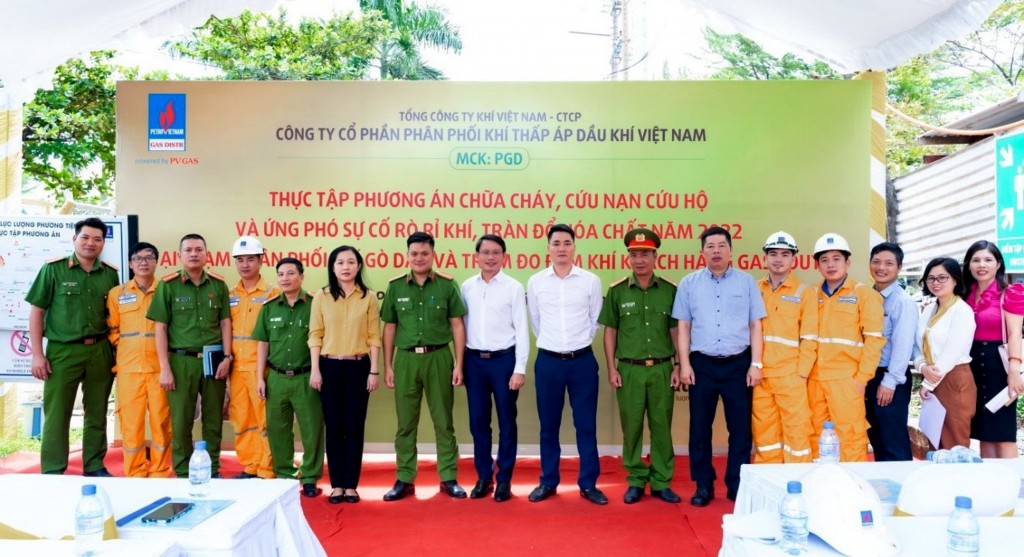 Các đại biểu tham gia buổi thực tập phương án chữa cháy, cứu nạn cứu hộ và ứng phó sự cố rò rỉ khí, tràn đổ hóa chất năm 2022