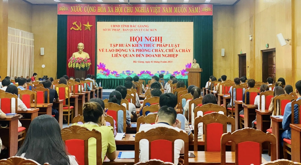 Tập huấn kiến thức pháp luật về lao động và phòng cháy, chữa cháy liên quan đến doanh nghiệp