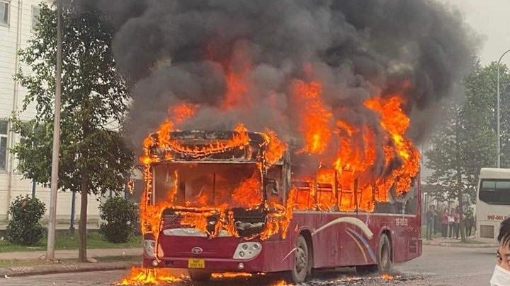 Bắc Giang: Xe chở công nhân bốc cháy ngùn ngụt tại KCN