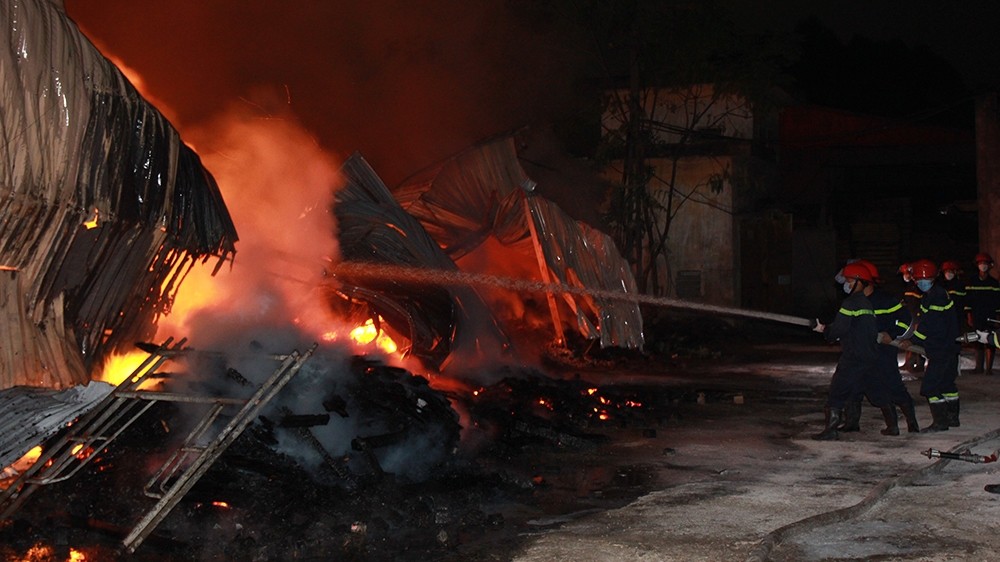 Bắc Giang: Cháy xưởng sản xuất viên nén gỗ trong đêm không thương vong về người