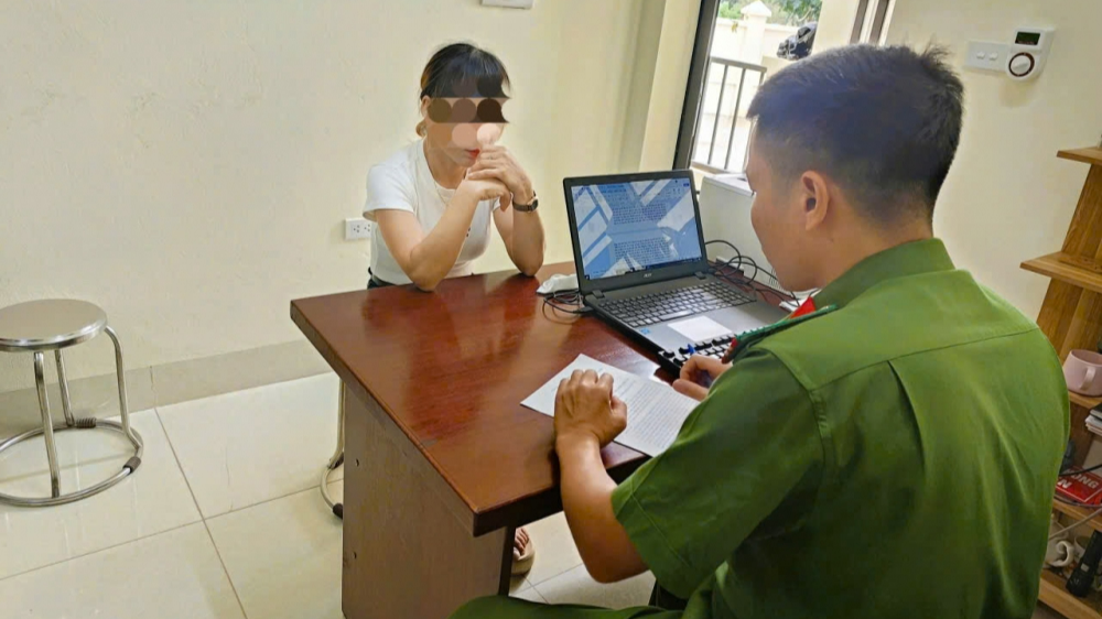 Công an xã Kép làm việc với đối tượng bán dâm
