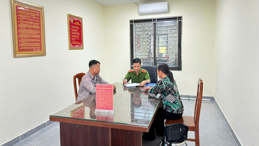 Cán bộ CAP Vân Hà hỗ trợ người dân nhận lại tiền chuyển nhầm