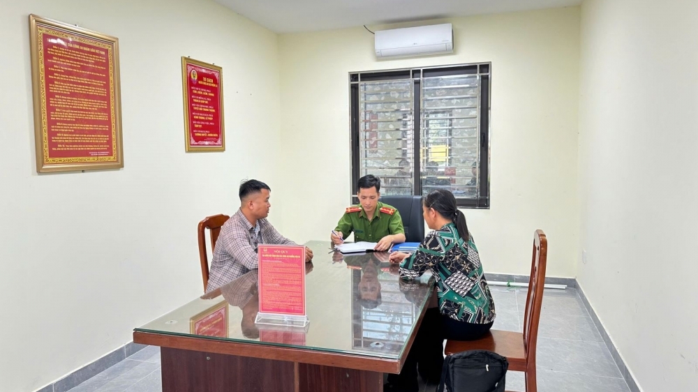 Công an phường Vân Hà hỗ trợ công dân nhận lại tiền chuyển nhầm 26 triệu đồng