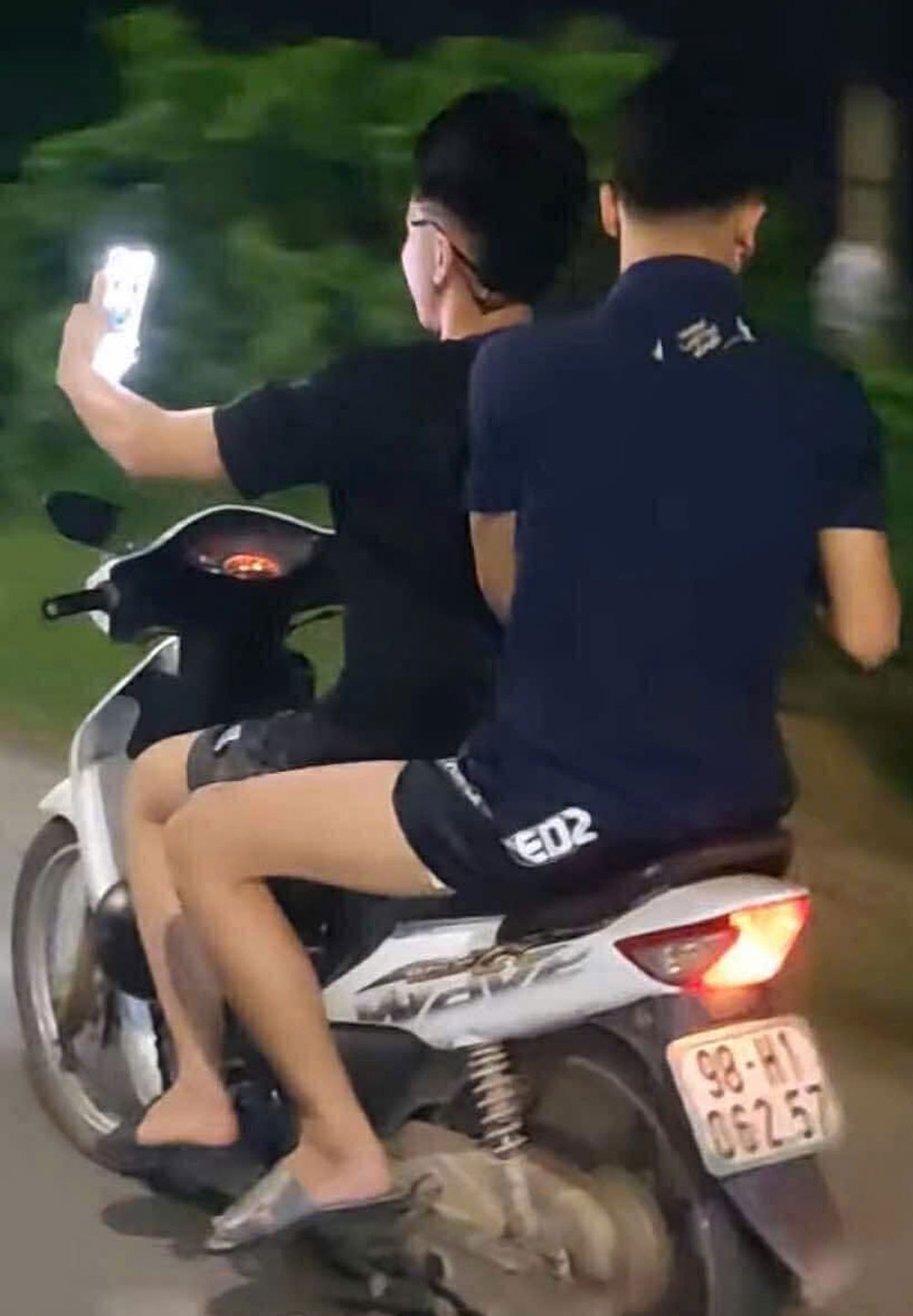 Bắc Ninh: Xử lý nam thanh niên tự đăng clip đi xe không mũ bảo hiểm lên mạng xã hội