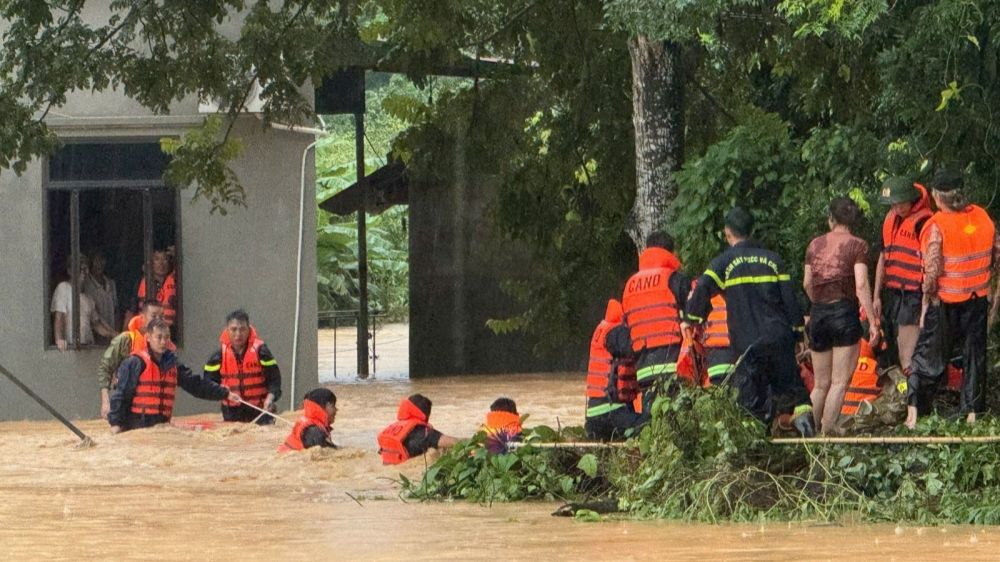 Công an Bắc Ninh giải cứu người dân giữa dòng lũ, bảo vệ an toàn tại các điểm xung yếu