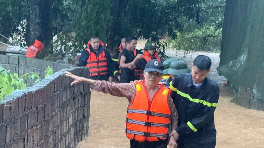 Công an Bắc Ninh giải cứu người dân giữa dòng lũ, bảo vệ an toàn tại các điểm xung yếu