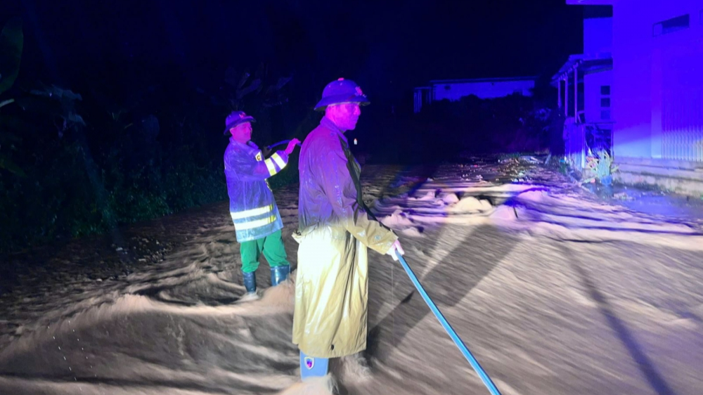 Công an Bắc Ninh giải cứu người dân giữa dòng lũ, bảo vệ an toàn tại các điểm xung yếu