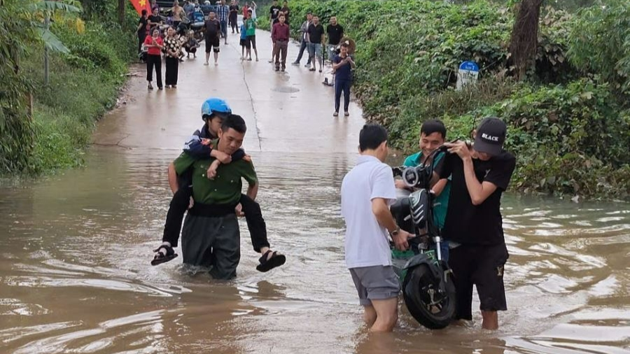 Công an Bắc Ninh giải cứu người dân giữa dòng lũ, bảo vệ an toàn tại các điểm xung yếu