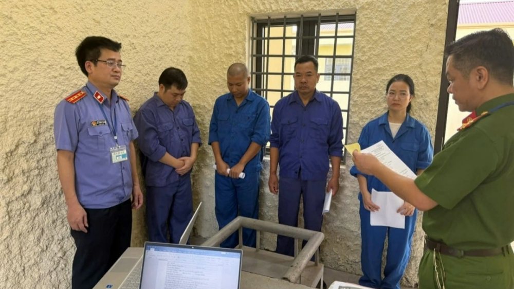 Khởi tố, bắt tạm giam Phó giám đốc Bệnh viện Phổi Hà Nội cùng 10 bị can vì làm giả bệnh án cho tội phạm Khởi tố, bắt tạm giam Phó giám đốc Bệnh viện Phổi Hà Nội cùng 10 bị can vì làm giả bệnh án cho tội phạm