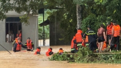 cong an bac ninh giai cuu nguoi dan giua dong lu bao ve an toan tai cac diem xung yeu